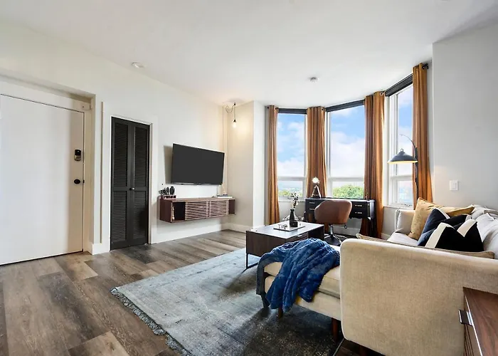 Hostwise - The Grandview - King Bed - Spectacular Views - Great Work Space Apartment