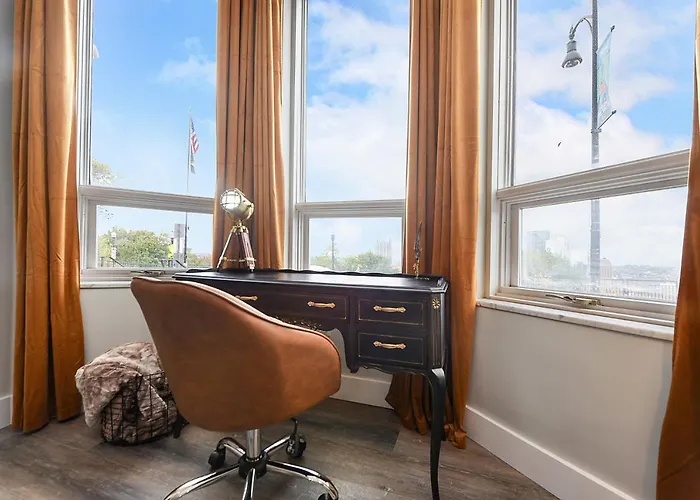 Hostwise - The Grandview - King Bed - Spectacular Views - Great Work Space *