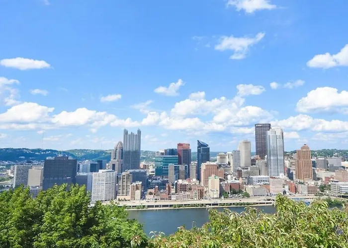 Hostwise - The Grandview - King Bed - Spectacular Views - Great Work Space Apartment