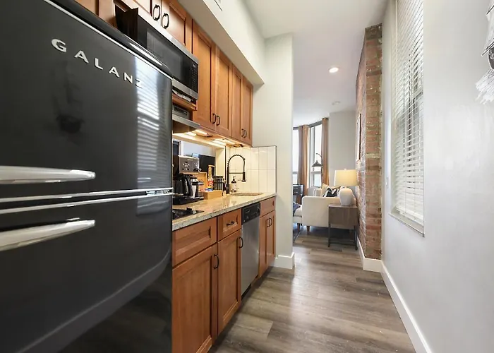 Apartment Hostwise - The Grandview - King Bed - Spectacular Views - Great Work Space *